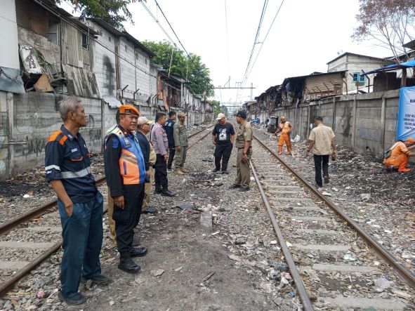 Awas! Buang Sampah Ke Kereta Bisa Dipenjara atau Denda Rp15 juta