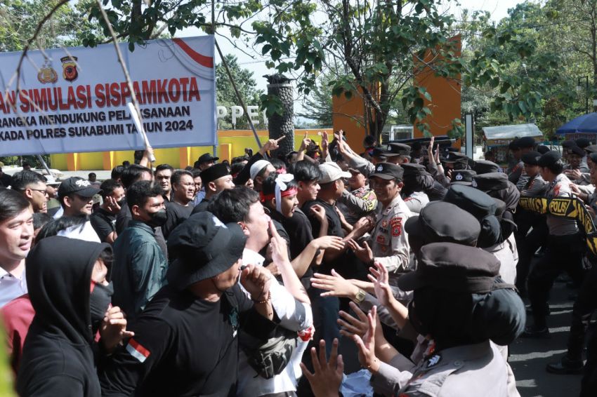 Ratusan Massa Bentrok dengan Polisi di Depan Gedung DPRD Sukabumi