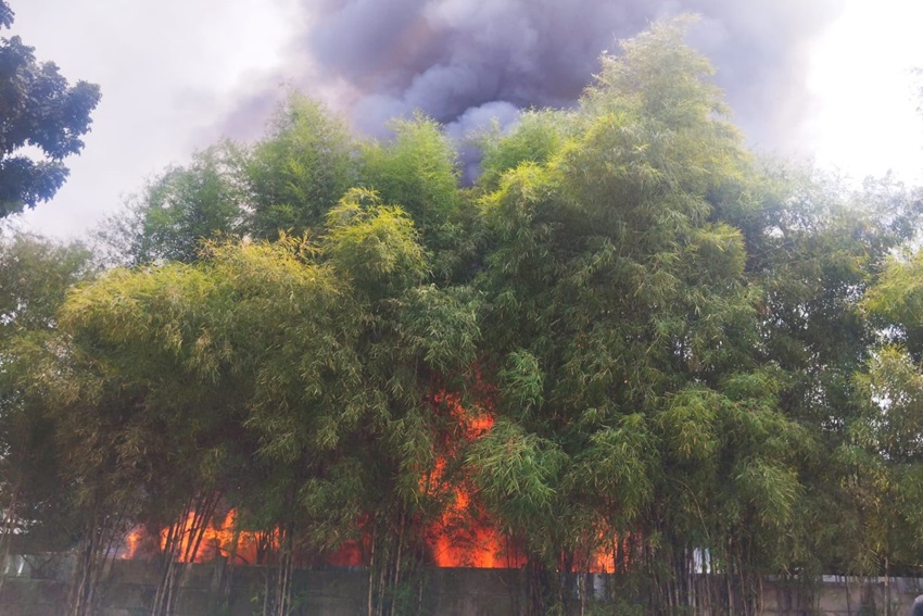 12 Mobil Damkar Padamkan Lapak Kayu Bekas Terbakar di Jaktim