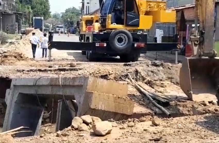 Jembatan Cisata Ambles, Jalan Pandeglang-Labuan Ditutup Total