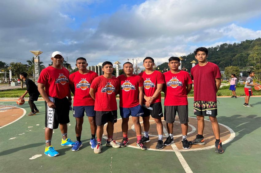 Indteam Basketball Gelar Pelatihan Basket Gratis dan Bagikan 150 Pasang Sepatu di GOR Kota Soe