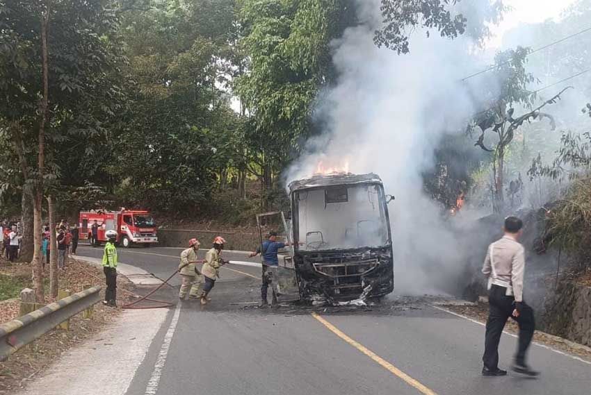 Bus MGI Jurusan Palabuhanratu - Bogor Terbakar Hebat di Cibadak Sukabumi