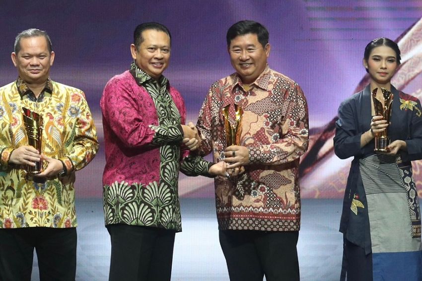 Tokoh Belitung Timur Kamarudin Muten Sabet Penghargaan Pemimpin Daerah Awards 2024