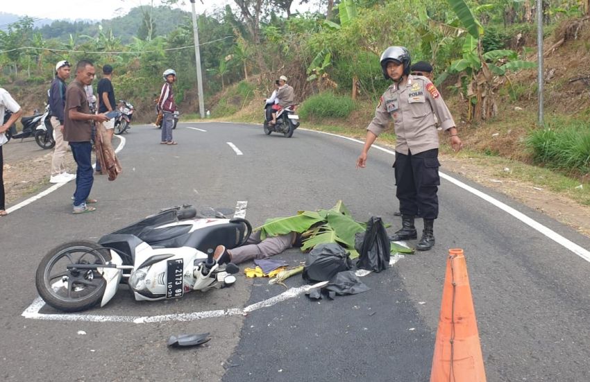 Gagal Nyalip Sedan, Pemotor di Nyalindung Sukabumi Tewas Terlindas Truk