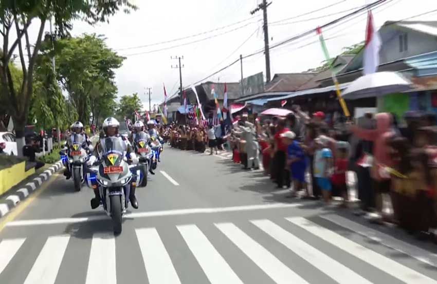 Sambut Kirab Bendera Pusaka, Warga dan Pelajar di Balikpapan Tumpah Ruah ke Jalan