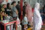 Penampakan Emak-emak Antre Serbu Minyak Goreng Kemasan di Toko Ritel di Makassar