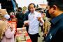 Kunjungi Pasar Muara Enim, Erick Thohir Dampingi Jokowi Berikan Bantuan Modal