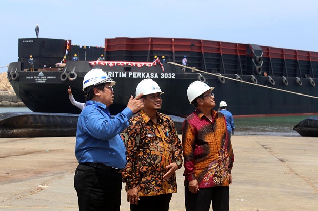 PT. Dok Pantai Lamongan Luncurkan Tongkang 'Maritim Perkasa...