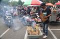 Penjual Takjil di Surabaya Terapkan Physical Distancing