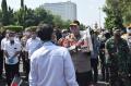 Peringati May Day, TNI-Polri Bagikan Sembako kepada Buruh di Semarang