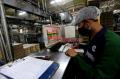 Pekerja Pabrik FFI Terapkan Protokol Kesehatan Ketat Saat Bekerja