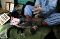 Pandemi Corona Sulap Suyadi Jadi Tukang Cukur Keliling