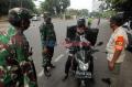 Babinsa TNI AD dan Sat Pol PP Gelar Razia Masker Bagi Pengendara di Cilandak Timur