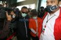 Pakai Baju Tahanan dan Tangan Terikat, Buronan Maria Lumowa Tiba di Bandara Soetta