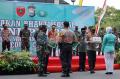 Kapolri dan Panglima TNI Serahkan Bantuan Sembako di Makassar