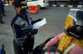 Petugas Gabungan Periksa Suket Bebas Covid-19 Bagi Pengendara di Makassar