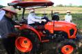 Dukung Produksi Pertanian, Indah Kurnia Serahkan Traktor Sawah Pada Petani di Sidoarjo