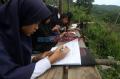 Siswa di Solok Harus Menempuh Jarak 10 Kilometer untuk Belajar Online