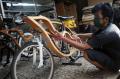 Melihat Keunikan Pembuatan Sepeda Berbahan Kayu