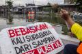 Cek Kualitas Air, Perempuan Pejuang Kali Surabaya Susur Sungai