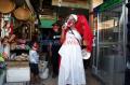 INTI Surabaya dan Seniman Bagikan Masker di Pasar Tradisional