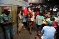 INTI Surabaya dan Seniman Bagikan Masker di Pasar Tradisional