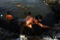 Keceriaan Anak-Anak Menghabiskan Waktu dengan Berenang di Kali Krukut