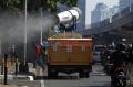 Kasus Covid-19 Kembali Melonjak, PMI Semprotkan Disinfektan di Jalanan Ibukota