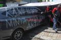 Pengemudi Taksi Online Gelar Aksi Mogok Makan di Kantor PT GI Semarang