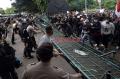 Massa Demo Tolak UU Ciptaker Robohkan Pintu Gerbang DPRD Jateng