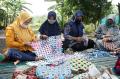 Manfaatkan Limbah Plastik, Ibu-ibu PKK di Ngaliyan Semarang Tetap Kreatif di Tengah Pandemi
