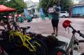 Kenakan Jersey Sepeda, Petugas TPS 23 Pondok Jagung Timur Ajak Warga Nyoblos dan Berolahraga
