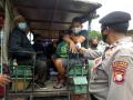 Polisi Berikan Himbauan Prokes kepada Penumpang di Pelabuhan Kali Adem