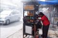 Mobil Gunner Spray Semprotkan Disinfektan di Jalanan Kota Makassar