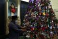 Menjaga Toleransi, Warga Muslim Hias Pohon Natal dari Ribuan Masker dan Hand Sanitizer