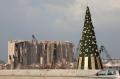 Pohon Natal Dihias Baju Pemadam dan Nama Korban Ledakan di Beirut