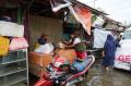 Relawan Distribusikan Bantuan Sembako untuk Korban Banjir di Perumnas Antang Makassar