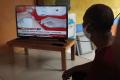 Warga Antusias Saksikan Siaran Langsung Presiden Jokowi Disuntik Vaksin Covid-19 Perdana