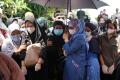 Isak Tangis Keluarga Pecah di Pemakaman Pramugari Nam Air Isti Yudha Prastika