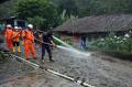 Petugas SAR Bersihkan Lumpur Sisa Banjir Bandang di Gunung Mas