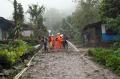 Petugas SAR Bersihkan Lumpur Sisa Banjir Bandang di Gunung Mas