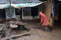 Warga Bersihkan Rumah dari Lumpur Sisa Banjir Bandang Gunung Mas