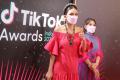 Luna Maya dan Ayu Dewi Tampil Kompak di Ajang TikTok Awards 2020