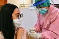 Ratusan Tenaga Kesehatan di Jakarta Ikuti Vaksinasi Covid-19 Massal