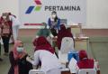 Tenaga Kesehatan Ikuti Vaksinasi Massal di GOR Universitas Hasanuddin Makassar