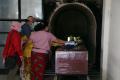 Tangis Duka Iringi Ritual Mekingsan Ring Geni Jenazah Korban Covid-19 di Krematorium Keputih Surabaya