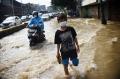 Banjir Rendam Sebagian Jalan Raya Kampung Melayu