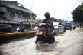 Banjir Rendam Sebagian Jalan Raya Kampung Melayu