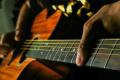Melawan Keterbatasan, Pengamen Tanpa Empat Jari Ini Produksi Gitar untuk Musisi Papan Atas Indonesia