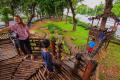 Liburan Imlek, Anak-anak Habiskan Waktu Bermain di Taman Tomang
